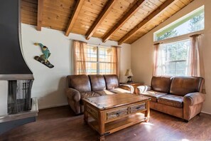 Una Smart TV, una chimenea