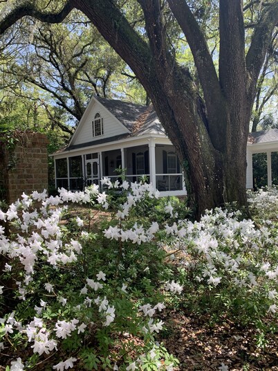 Beautiful private cottage conveniently located in Killearn Estates