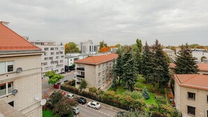 Zona residencial con edificios de apartamentos, una calle y árboles.