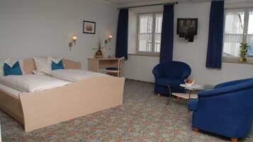 Double Room | In-room safe, desk, free WiFi, bed sheets