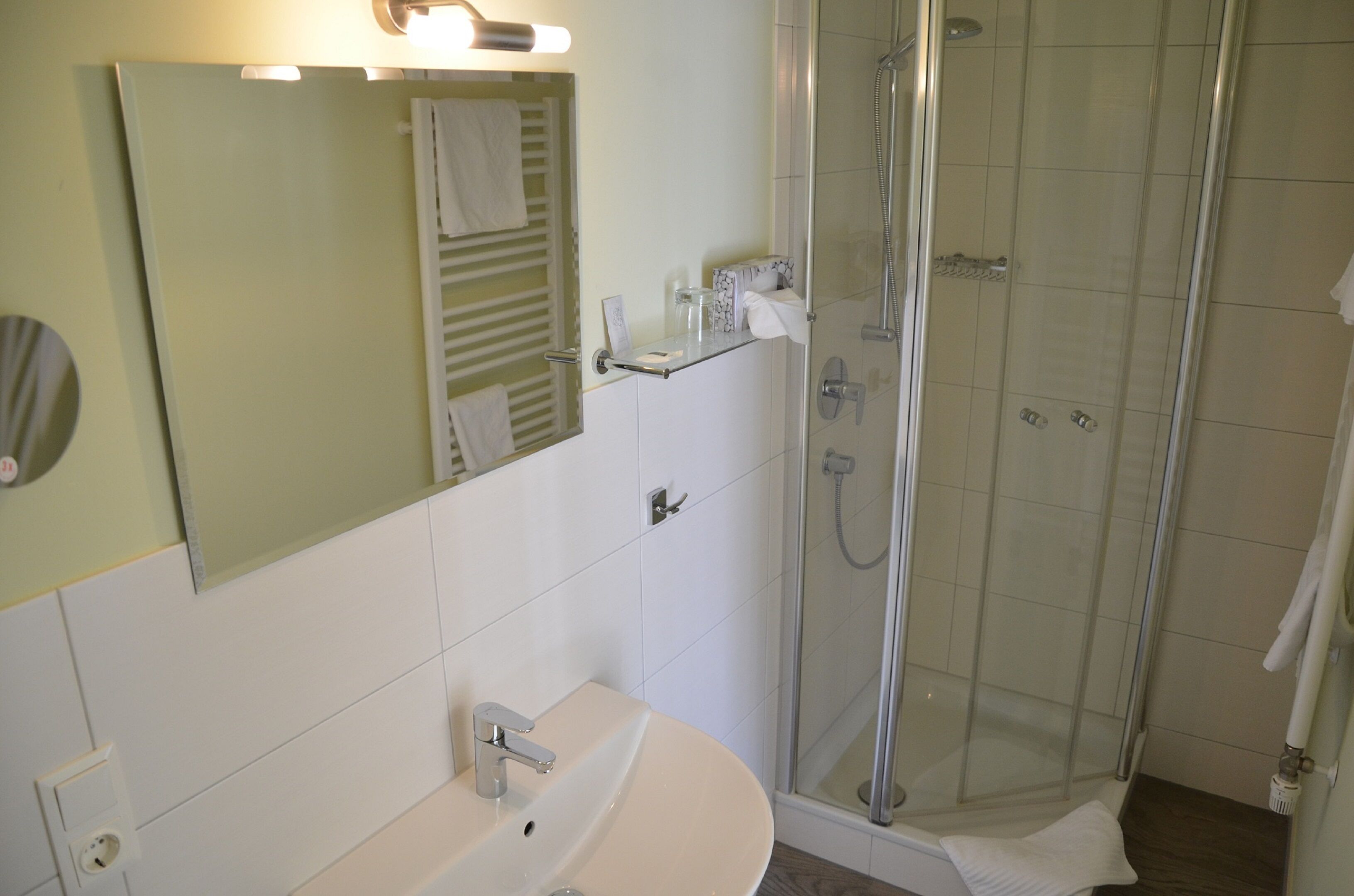 Double Room | Bathroom | Combined shower/tub, hair dryer