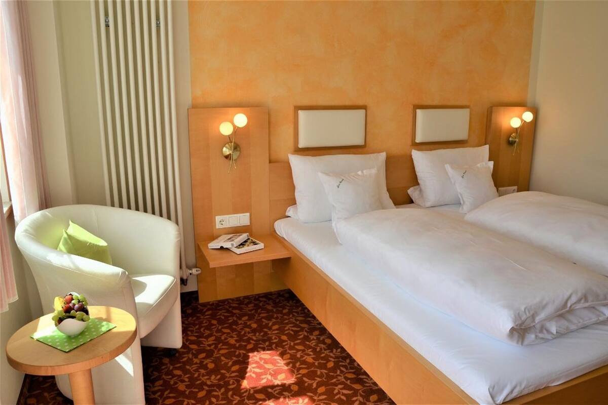 Habitación doble | Caja fuerte, escritorio, wifi gratis y ropa de cama