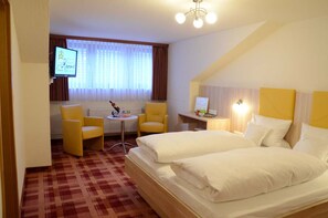Double Room | In-room safe, desk, free WiFi, bed sheets - Hotel zur Krone GmbH (Beilngries)