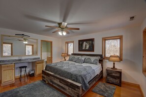 4 bedrooms, desk, iron/ironing board, free WiFi - Secluded home on 24 acres (Hayesville)