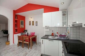 Fridge, microwave, stovetop, dishwasher