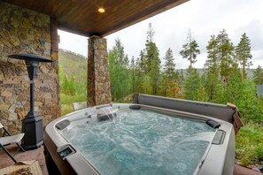 Outdoor spa tub - Downtown WP Timber Top Home I Hot Tub I Great Views I Game Room I Discounted Attractions (Winter Park)