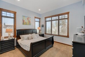 5 bedrooms, premium bedding, iron/ironing board, travel cot - Downtown WP Timber Top Home I Hot Tub I Great Views I Game Room I Discounted Attractions (Winter Park)
