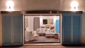 Un interno moderno con un divano, un tavolino da caffè e un tappeto a righe.
