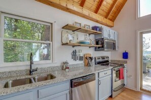 Køleskab, mikrobølgeovn, ovn, kogeplade