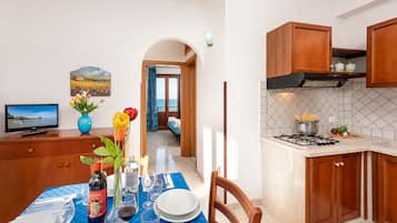 Departamento estándar | Cocina privada | Refrigerador, parrilla de estufa y tetera eléctrica
