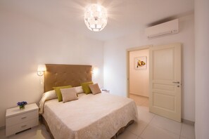 2 quartos, cofres nos quartos, ferros/tábuas de passar roupa
