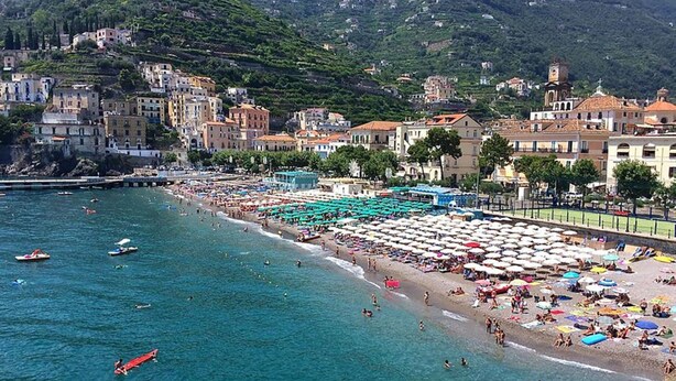 A coastal town with a beach lined with umbrellas and people. - Ananas - Sea View - Fruit Flats by AMALFIVACATION.IT (MINORI)