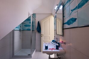 Regadera, secadora de cabello, bidet, toallas