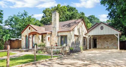 Cozy & Convenient, 1/2 block off Main St. in Boerne, WALK EVERYWHERE!