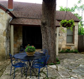 Outdoor dining - Cozy & Convenient, 1/2 block off Main St. in Boerne, WALK EVERYWHERE! (Boerne)