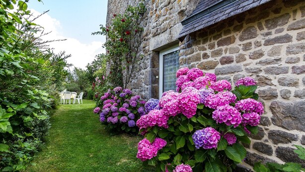 A stone building with a garden path leading to white chairs. - Appartement "kerouac", Maison du 18ème Avec Wifi, Proche des Plages de Sable fin (Carnac)