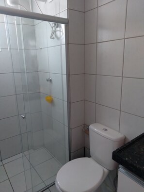 Dusj, hårføner og håndklær