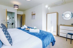 4 habitaciones, tabla de planchar con plancha, wifi y ropa de cama