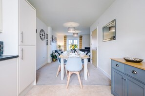 Dining - Spacious home, ideal for professionals, sleeps 8! (Crewe)