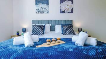 4 bedrooms, iron/ironing board, WiFi, bed sheets