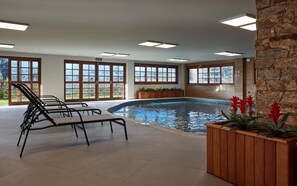 Indoor pool, sun loungers - Bella Gramado Resort & Spa by Gramado Parks (Gramado)