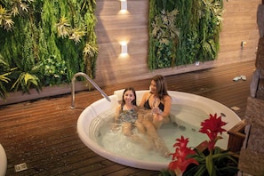 Piscine couverte, chaises longues
