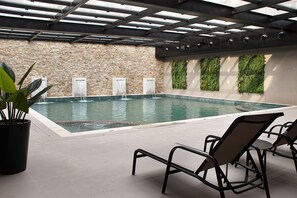 Piscine couverte, chaises longues