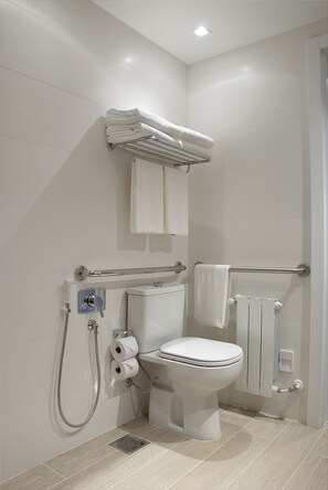 Chambre Classique, accessible aux personnes à mobilité réduite | Salle de bain | Sèche-cheveux, peignoirs, serviettes fournies