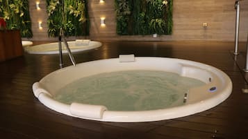 Piscina interna, espreguiçadeiras