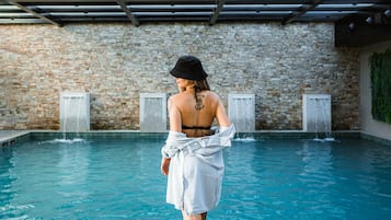 Piscina interna, espreguiçadeiras