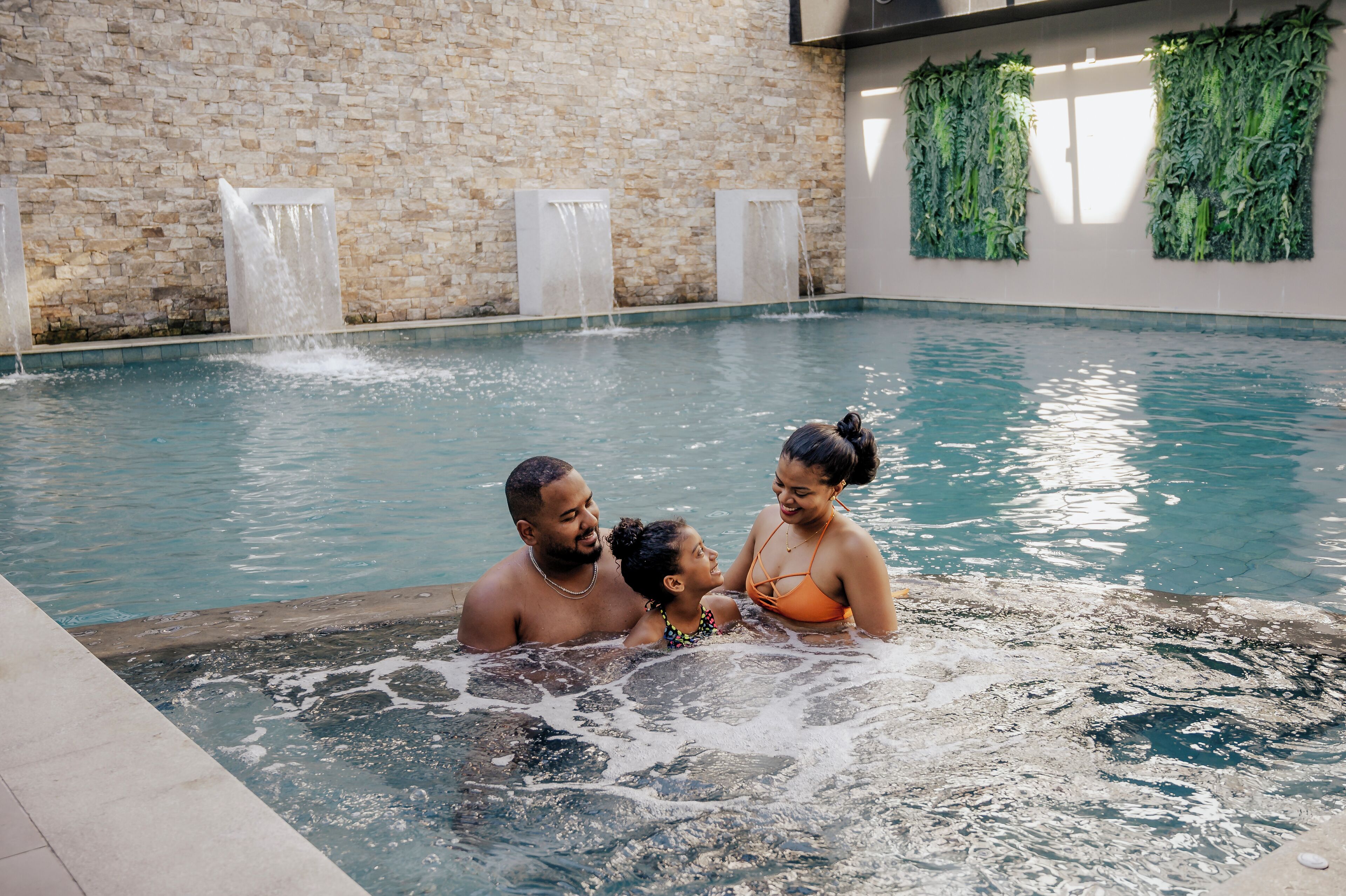 Una piscina techada, sillones reclinables de piscina