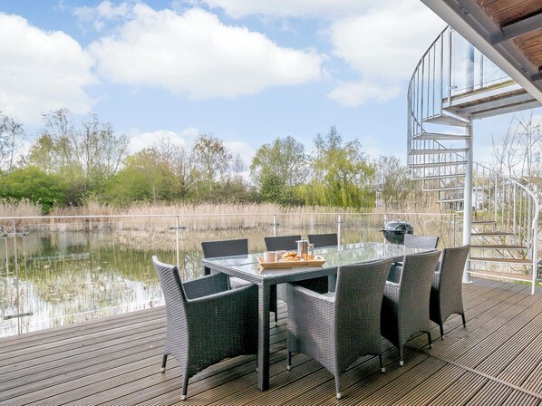 Outdoor dining - 4 bedroom accommodation in Cirencester (Cirencester)