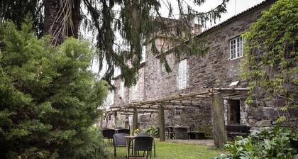 The Pazo de Andeade, was founded at the beginning of the 18th century.