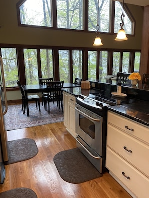 Frigorifero, microonde, forno, piano cottura