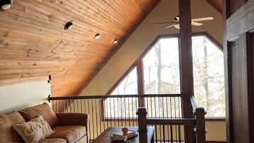 Smart-TV, DVD-spiller og bøker