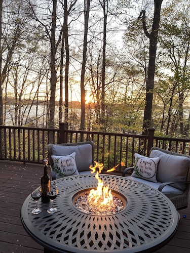 Luxury Lake House w/ DOCK. DIRECT LAKE ACCESS/Tennis/PICKLEBALL/Basketball Court