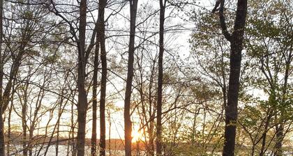 Luxury Lake House w/ DOCK. DIRECT LAKE ACCESS/Tennis/PICKLEBALL/Basketball Court