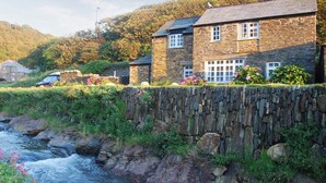 A stone house with a stone wall and a river in front. - 3 bedroom accommodation in Boscastle (Boscastle)