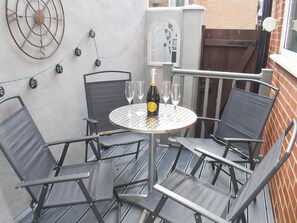 Outdoor dining - 3 bedroom accommodation in Whitby (Whitby)