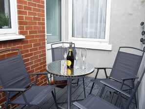 Outdoor dining - 3 bedroom accommodation in Whitby (Whitby)