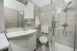 Apartment | Bathroom | Shower, hair dryer, towels