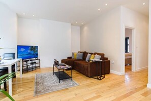 TV, stereo - 15% OFF Mon-Fri Stays | Modern 1 Bedroom Apartment (Cardiff)