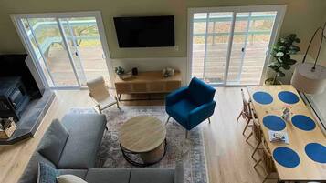 Smart TV, chimenea, futbolito y libros