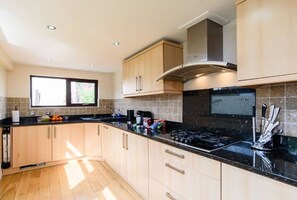 Private kitchen - 15% OFF Work Week Stays | City Retreat Hot Tub+BBQ (Cardiff)