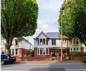 Exterior - 15% OFF Work Week Stays | City Retreat Hot Tub+BBQ (Cardiff)