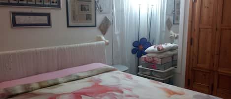 3 室のベッドルーム、デスク、アイロン / アイロン台、旅行用ベビーベッド