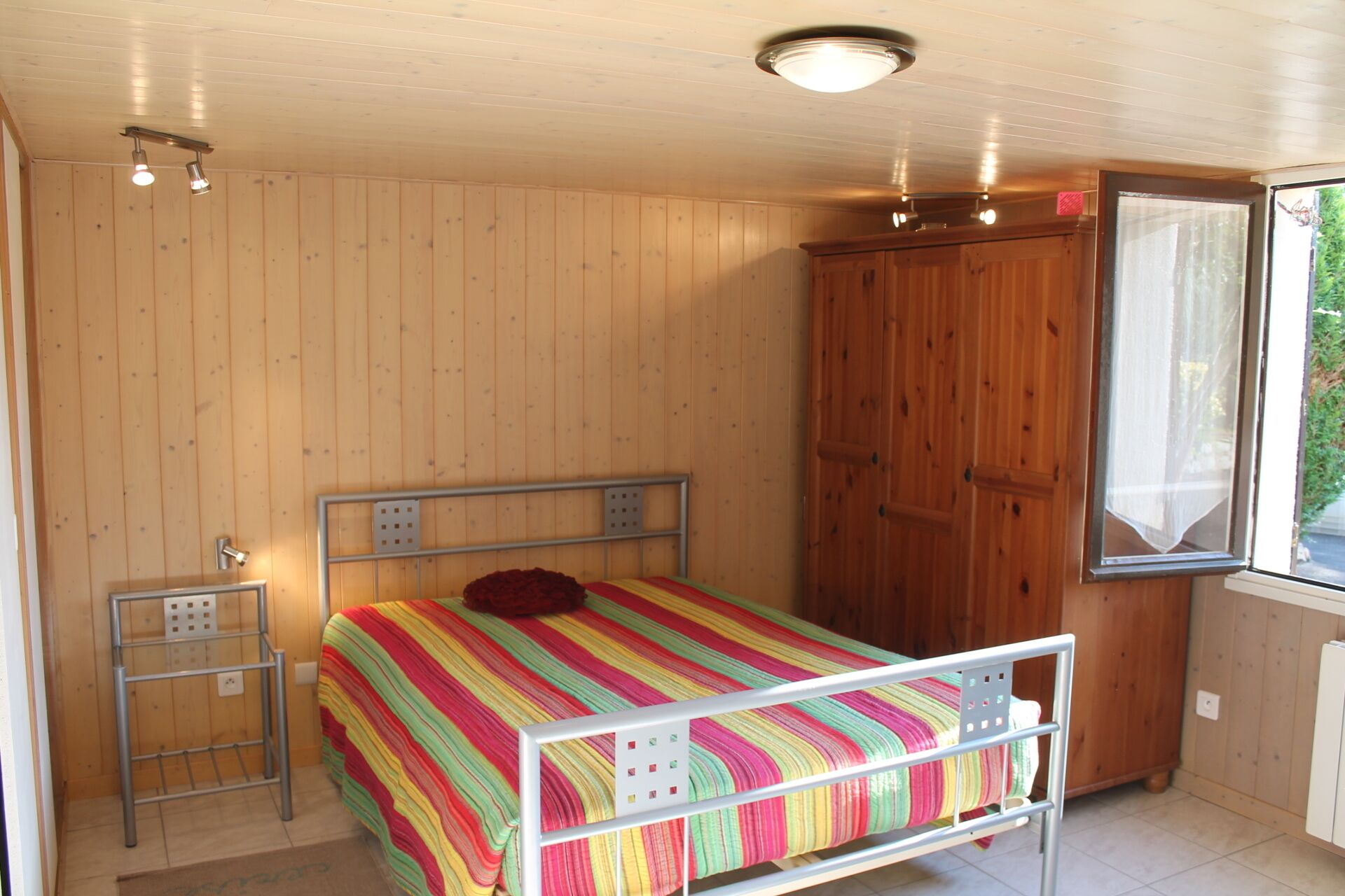 1 chambre, chambres insonorisées, Wi-Fi gratuit, draps fournis