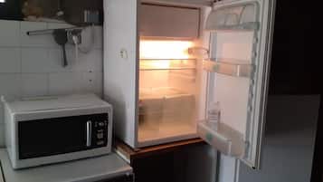Réfrigérateur, micro-ondes, cafetière/bouilloire, bouilloire électrique