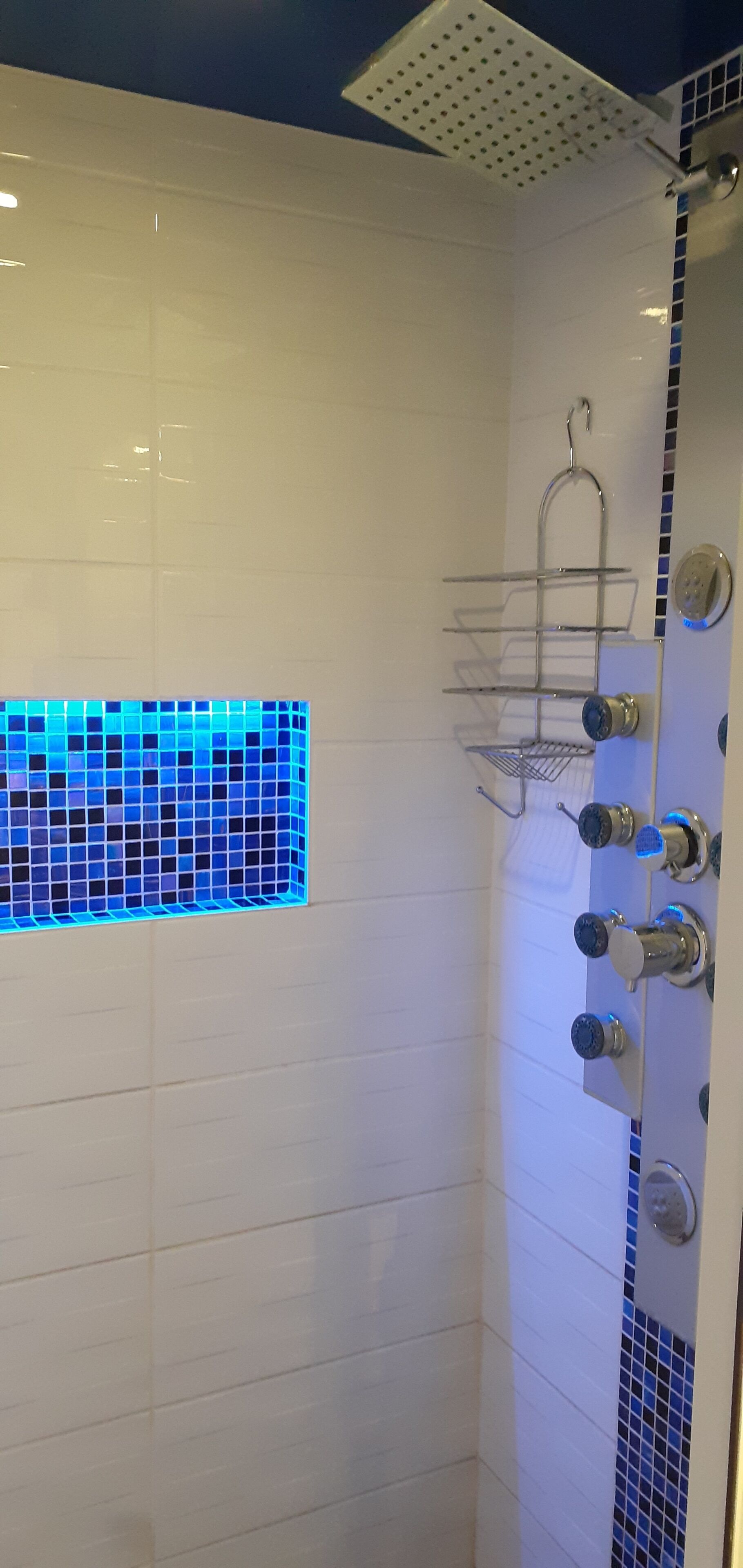 Douche, sèche-cheveux, serviettes fournies, papier toilette