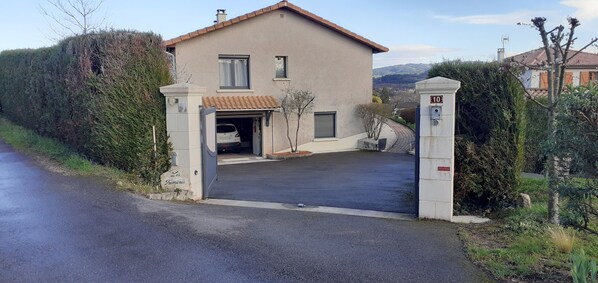 Exterior - Bedroom with ensuite bathroom, South Burgundy (Chauffailles)